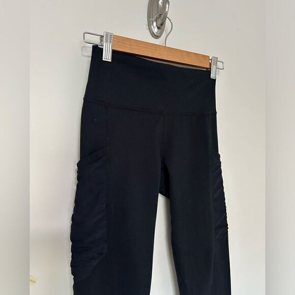 Fabletics Black Capri Leggings Sides Pockets - Picture 2 of 10